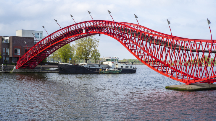 De Pythonbrug voor voetgangers tussen Sporenburg en Borneo, de tweede verstedelijkte schiereilanden in Amsterdam.