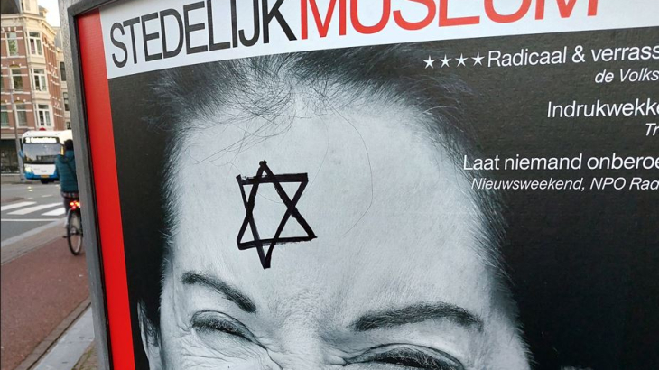 Met een viltstift heeft iemand een davidster getekend op een affiche van het stedelijk museum in Amsterdam voor een tentoonstelling van Marina Abramovic.