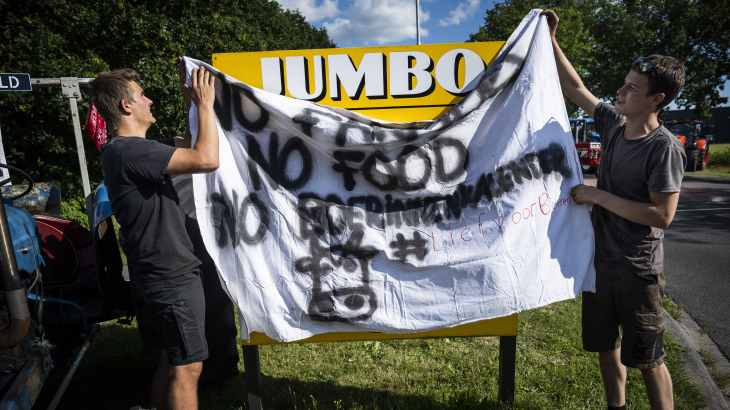 Demonstrerende boeren blokkeerden twee jaar geleden het distributiecentrum van supermarktketen Jumbo in Beilen, Drenthe.