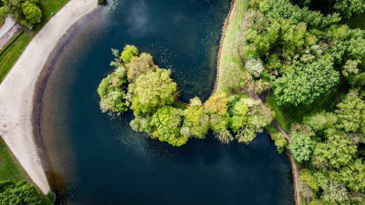 Een dronefoto van zwemplas Merwelanden bij Dordrecht. In deze zwemplas wordt het afgeraden te zwemmen vanwege de hoge hoeveelheid PFAS in het zwemwater. 