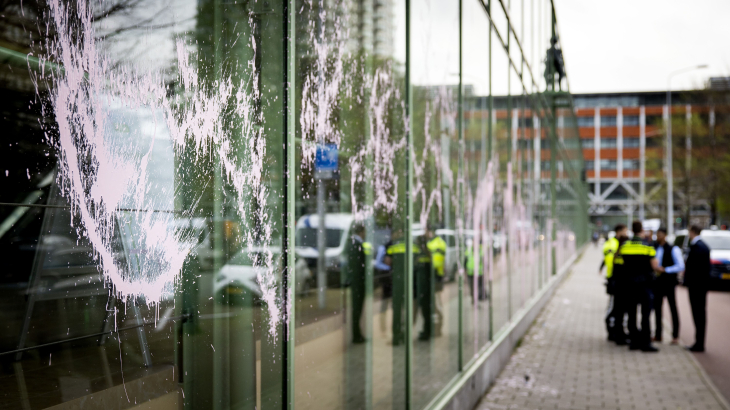 Activisten van Extinction Rebellion bekladden begin april het ministerie van Economische Zaken en Klimaat met roze verf.