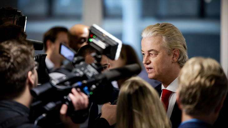 Geert Wilders (PVV) in gesprek met journalisten na de presentatie van het hoofdlijnenakkoord.