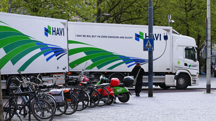 Een elektrische vrachtwagen in het centrum van Rotterdam, afgelopen april.