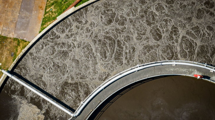 Een afvalwaterzuiveringsinstallatie nabij de Zegerplas in Alphen aan den Rijn.