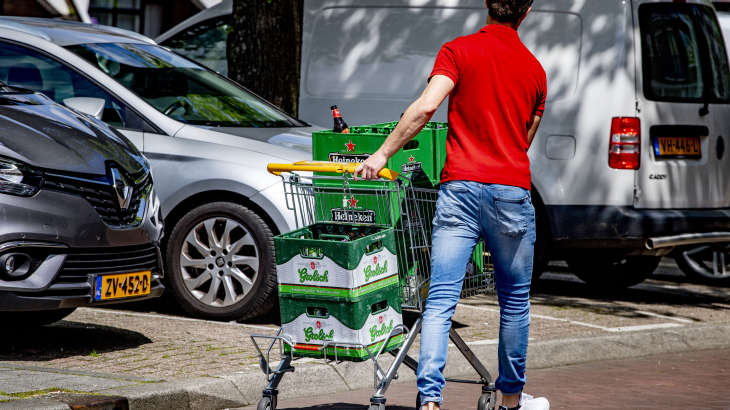 Een jongere met kratten bier. Foto: Robin Utrecht (ANP)