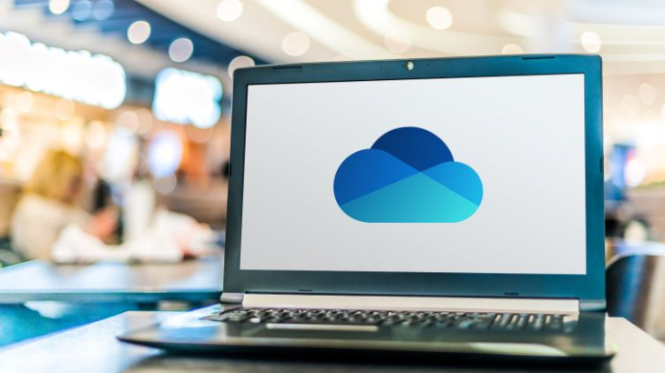 laptop met Microsoft Cloud icoon op het scherm