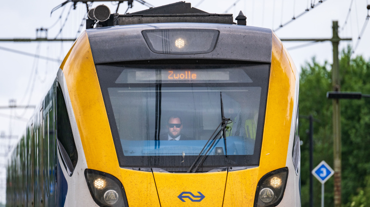  Een machinist van de NS op de sprinter van Groningen naar Zwolle. 