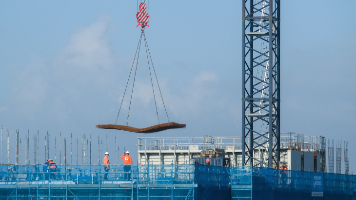 Nieuwbouw naast het station in Zaandam: woontoren Catharina met ruim 100 huurappartementen. Vastgoedbelegger Syntrus Achmea Real Estate &amp; Finance heeft de appartementen gekocht namens PME pensioenfonds.