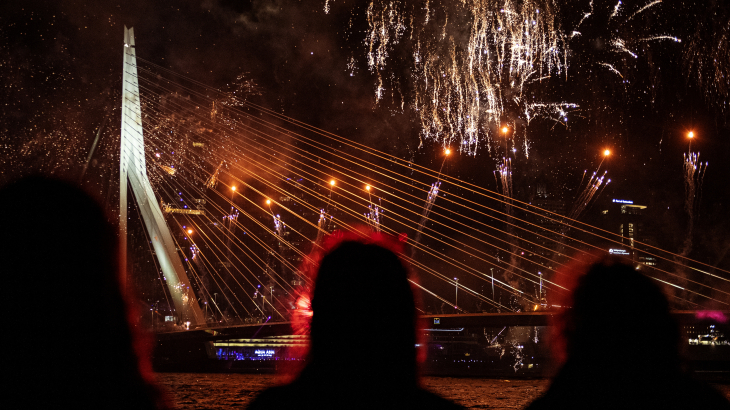 Nationaal vuurwerk bij de Erasmusbrug in Rotterdam