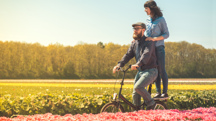 Stel op een fiets door de tulpenvelden