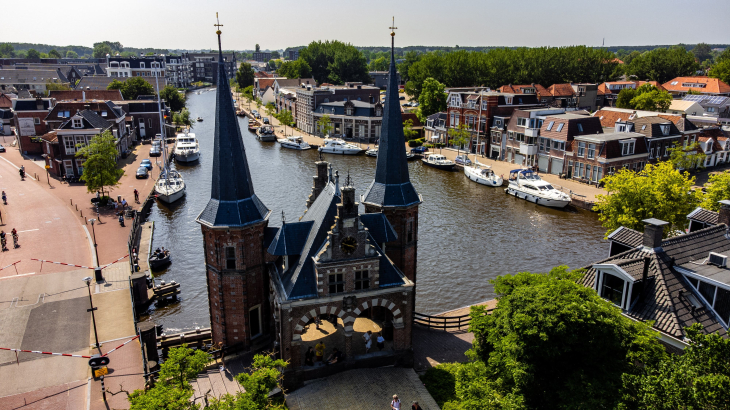 De Waterpoort in het centrum van Sneek, met daarachter de Kolk waar tijdens de Sneekweek de vlootschouw plaatsvindt.