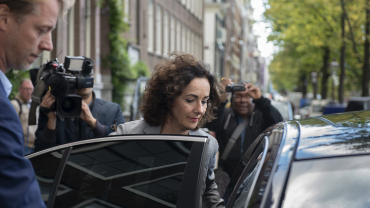 Burgemeester Femke Halsema stapt in haar dienstauto