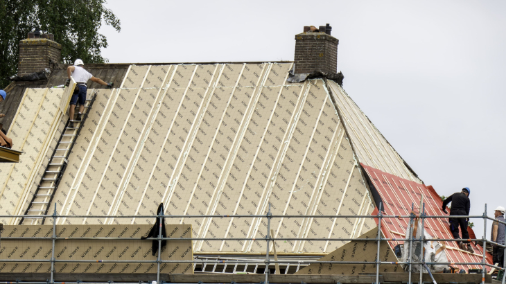 Het dak van een Amsterdamse woning wordt geïsoleerd.