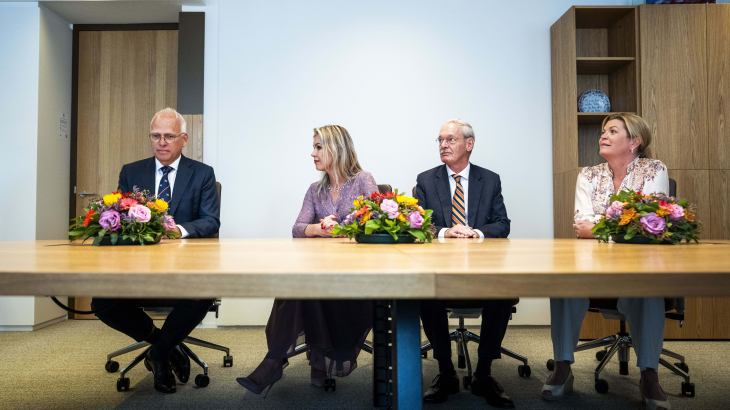 De overdrachtsceremonie begin deze maand op het landbouwministerie. In het midden de nieuwe bewindslieden: links minister Femke Wiersma, rechts staatssecretaris Jean Rummenie.