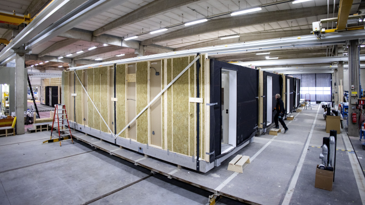 De bouw van flexwoningen in een fabriek in Wognum, Noord-Holland.