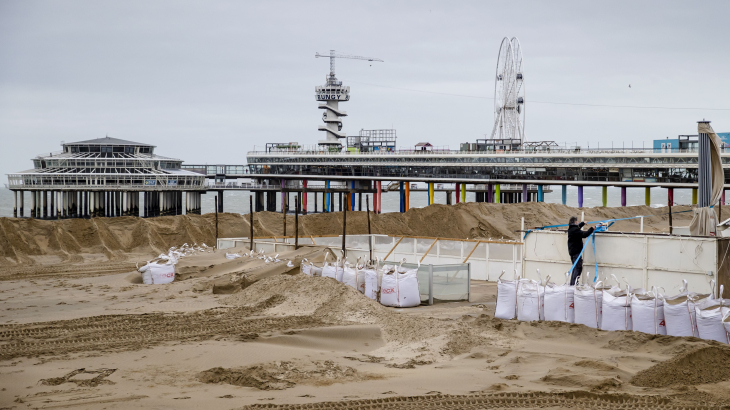 Toen storm Eunice in 2022 over Nederland trok, werden bij strandtenten in Scheveningen zandzakken geplaatst.