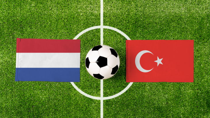 Voetbalveld met Nederlandse en Turkse vlag