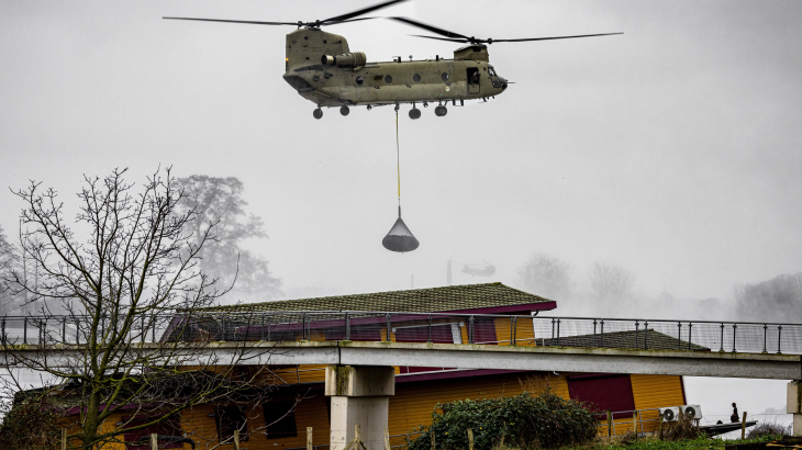 Defensie zet chinooks in bij herstelpoging Maastrichtse dam. Foto: Rob Engelaar (ANP)