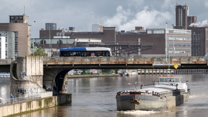 Motorvrachtschip bij de haven van Maastricht