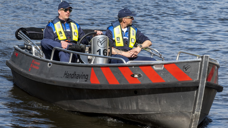 Handhavers in een boot