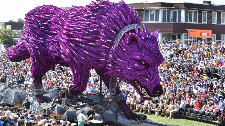 Een praalwagen in de vorm van de mythologische wolf Fenrir tijdens het bloemencorso in Zundert in september 2024.