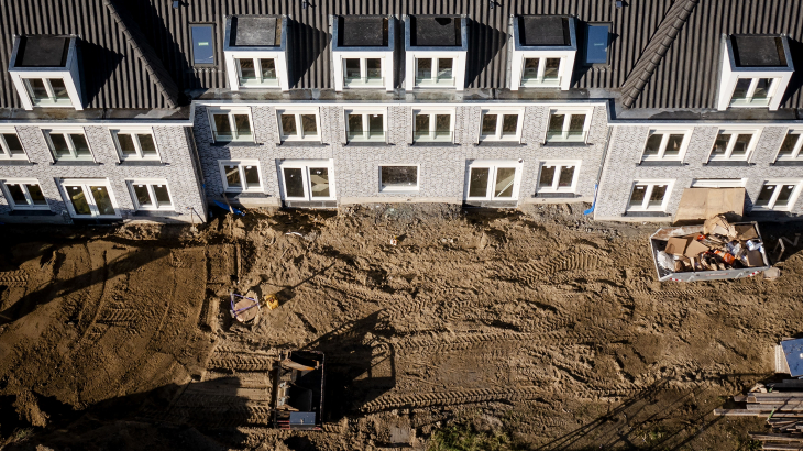 De bouw van seniorenwoningen, een paar jaar geleden in de Limburgse plaats Herten.