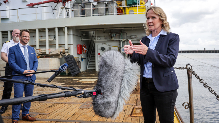 De Duitse milieuminister Steffi Lemke afgelopen zomer in de Noord-Duitse havenstad Cuxhaven.