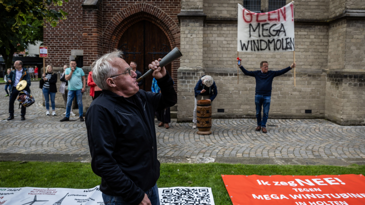 Een demonstratie van actiegroep Stopwindpark Vletgaarsmaten voor het stadhuis van de gemeente Rijssen-Holten tijdens een vergadering van de gemeenteraad afgelopen juni.