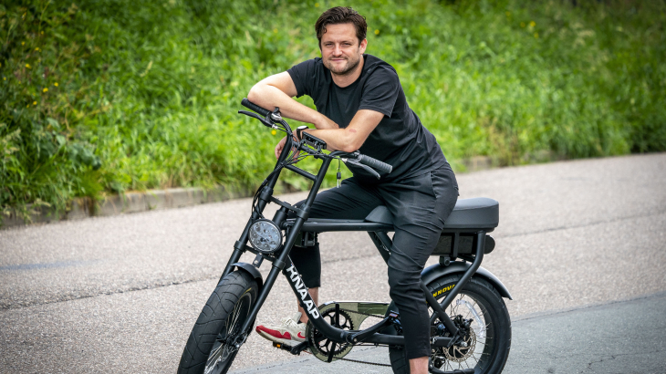 Robin Cats, oprichter van fatbike-fabrikant Knaap Bikes, poseert met een eigen fiets.