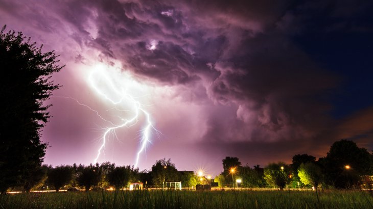 Zwaar onweer boven Baambrugge