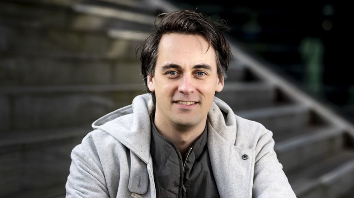 Alexander Klopping zittend op een trap