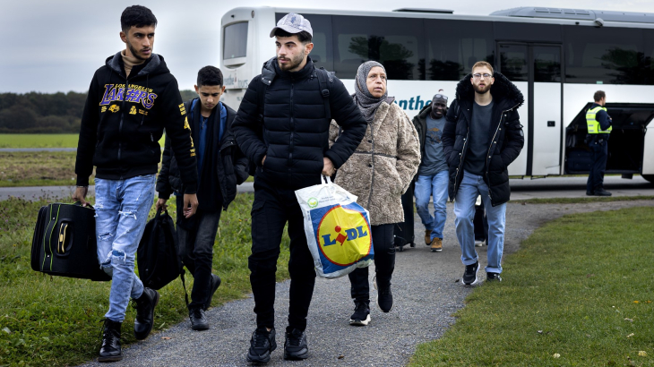 Asielzoekers komen aan bij het aanmeldcentrum in Ter Apel