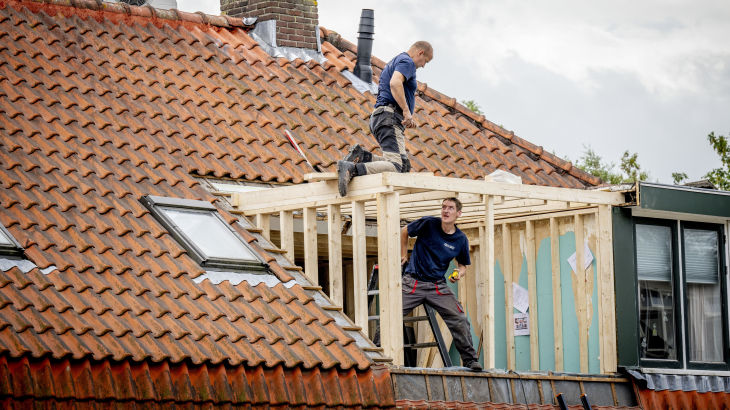 De aanbouw van een dakkapel op een woning in Leidschendam.