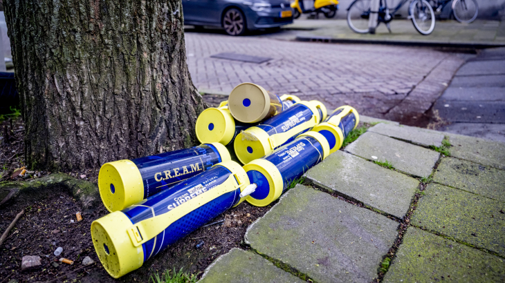 Door handhavers opgeruimde lachgascilinders in Rotterdam.