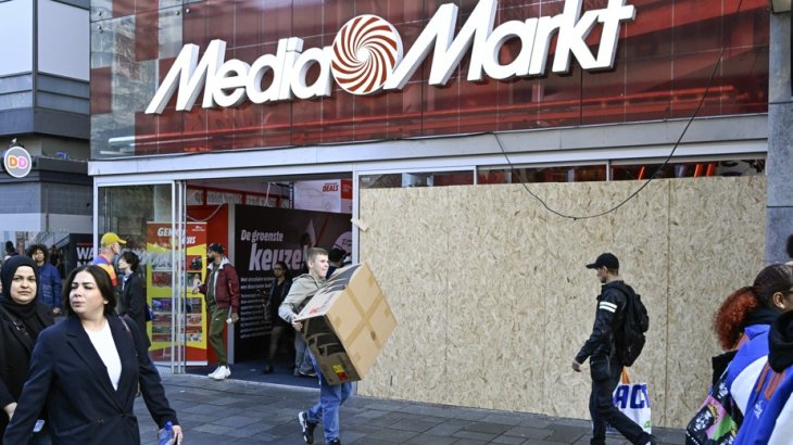 Mediamarkt dichtgespijkerd raam