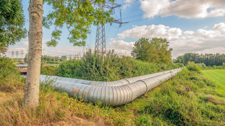 Buizen waardoor restwarmte van de Amercentrale stroomt naar de warmtenetten van het Noord-Brabantse warmtebedrijf Ennatuurlijk.