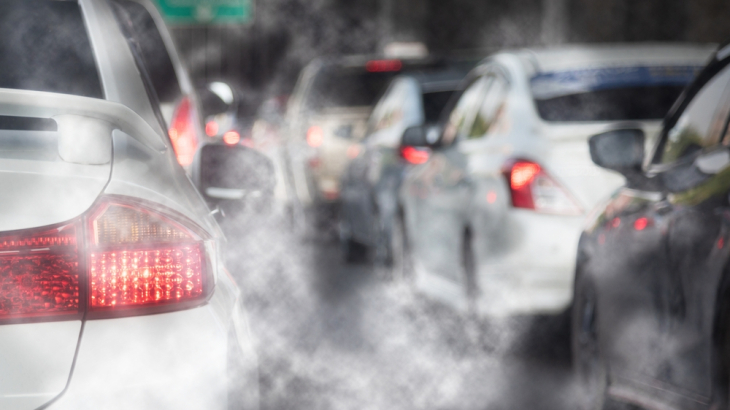 Rook uit uitlaat van auto's