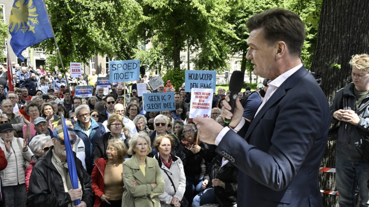 Demonstranten houden een mars in Den Haag voor het behoud van het hele ziekenhuis in Heerlen. Burgemeester Roel Wever (VVD) is ook van de partij. 