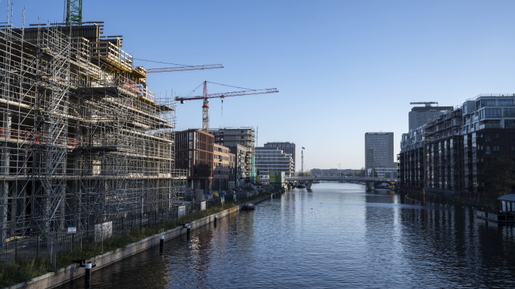 Nieuwe hoogbouw in het Amstelkwartier in Amsterdam.