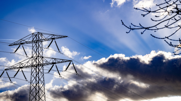 Een hoogspanningsmast van landelijk netbeheerder TenneT.