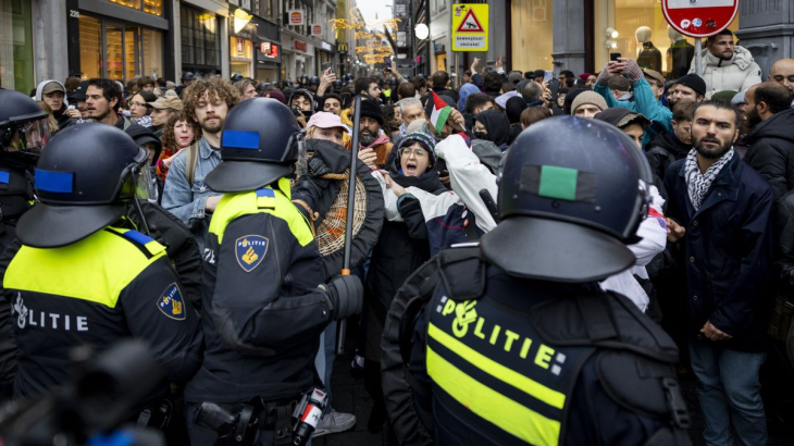 Politie houdt horde demonstranten tegen op Nieuwendijk