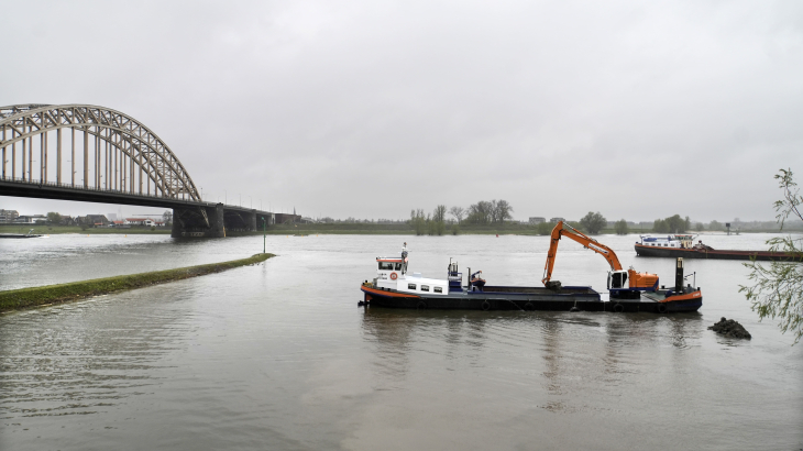 Rijkswaterstaat baggert het Waalstrand in de Nijmeegse stadswaard uit, afgelopen april.