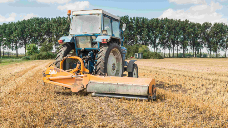 Tractor met klepelmaaier 