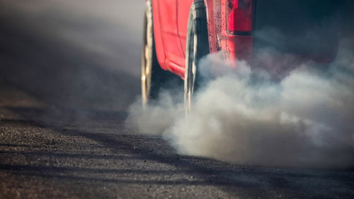 Auto met veel uitlaatgassen 