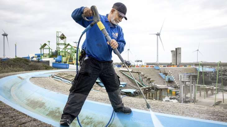 Asielzoeker aan het werk