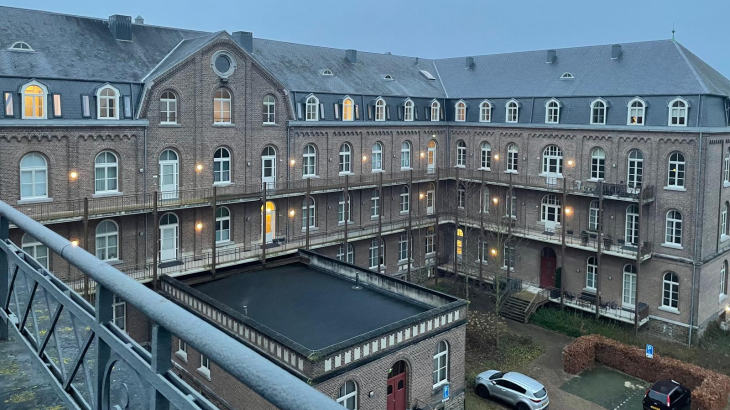 Het gebouw Gouden Handen in 's Heerenberg, gemeente Montferland, waar op 2 december het vuurwerkincident plaatsvond.