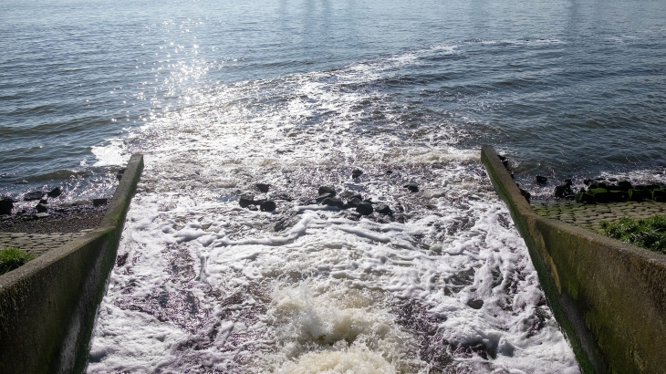 Het lozen van schoon water vanuit de waterzuiveringsinstallatie van het Hoogheemraadschap van Delfland.