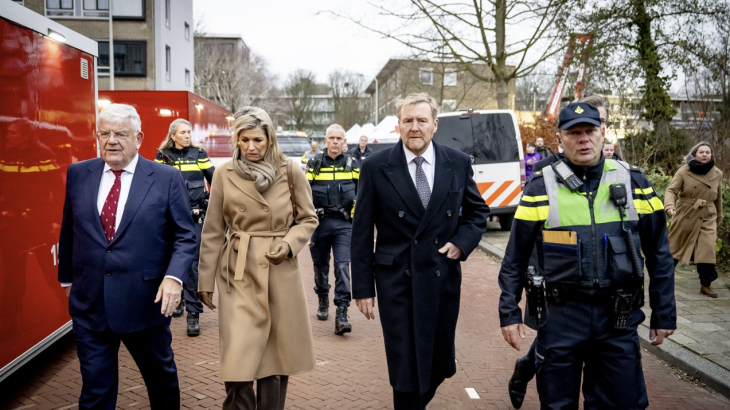 De koning en koningin bezoeken met de Haagse burgemeester Jan van Zanen de rampplek.