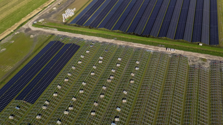 Energie- en afvalbedrijf HVC bouwt een zonnepark met 161.000 zonnepanelen in de Noordoostpolder. 