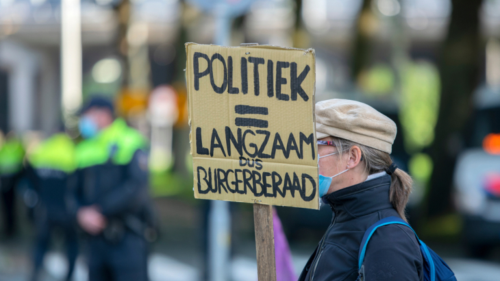 Vrouw met protestbord